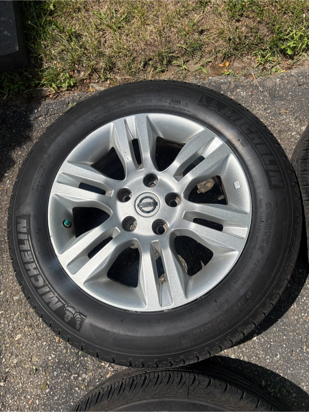 Nissan 16" Alloy Wheels with 215/60R16 Tires - photo 4
