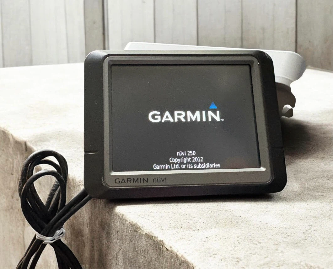 Garmin nüvi 250 GPS Navigator w/ charger