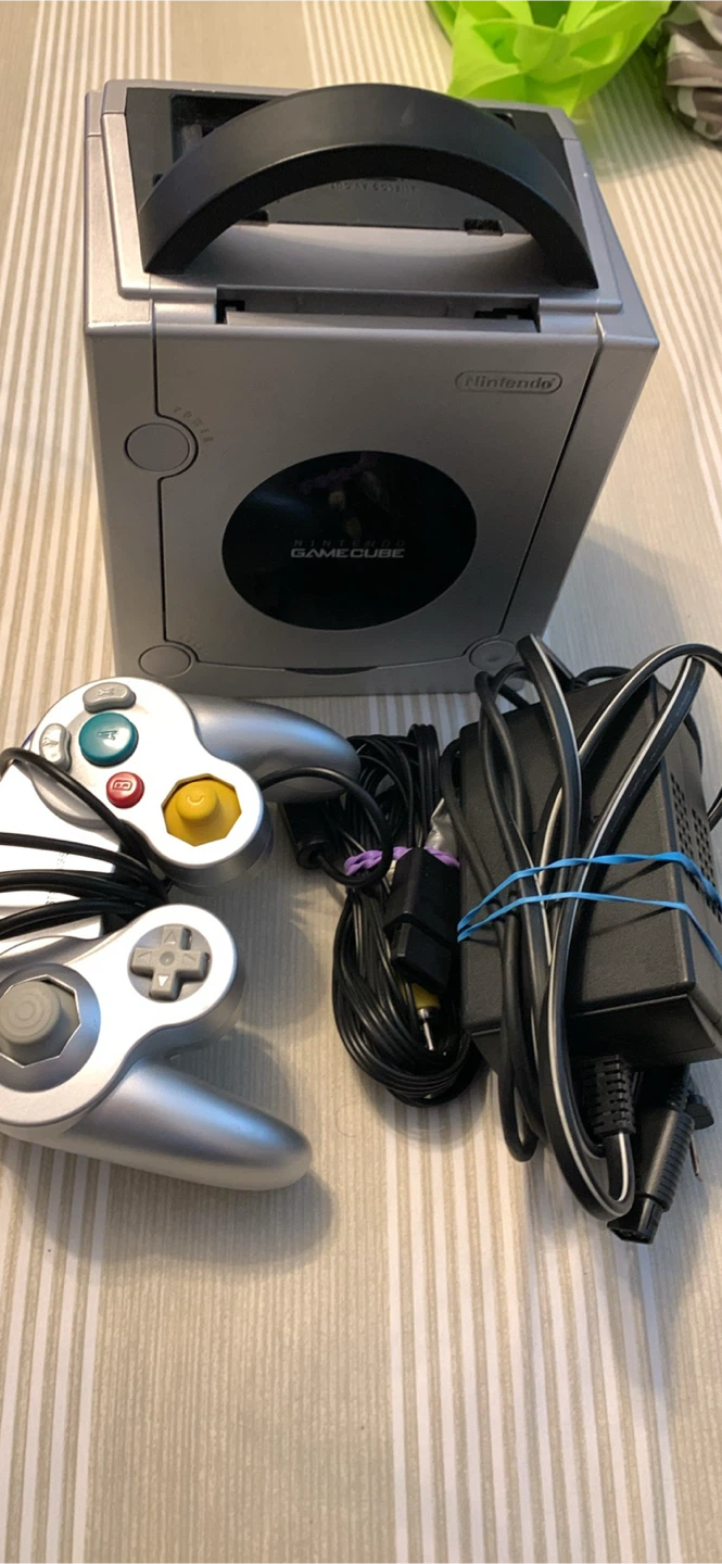 Silver nintendo gamecube with cords and controller - photo 2