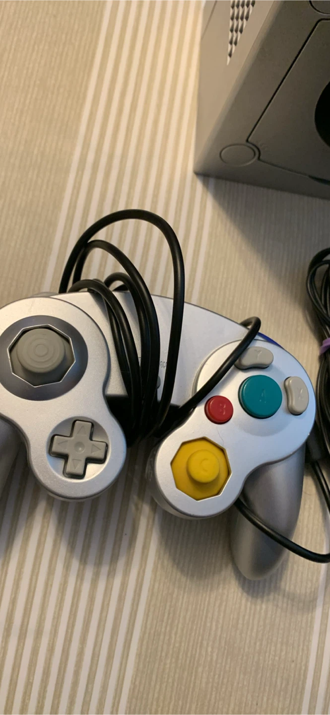 Silver nintendo gamecube with cords and controller - photo 3