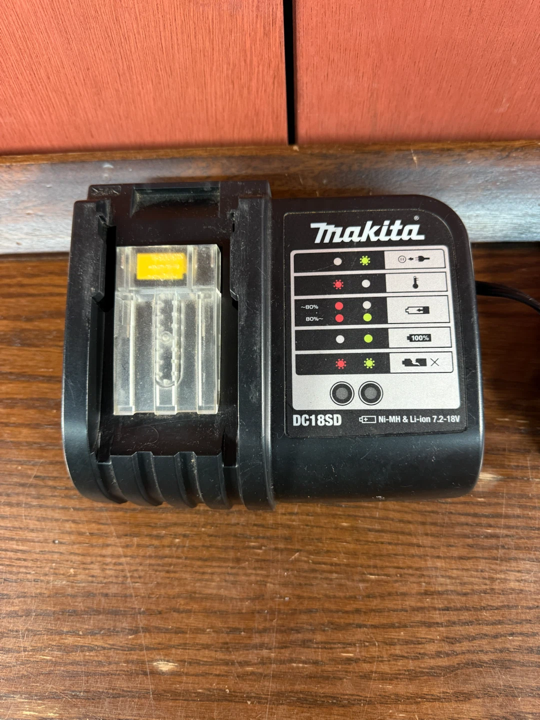MAKITA 18V Lithium-Ion Battery Charger DC18SD