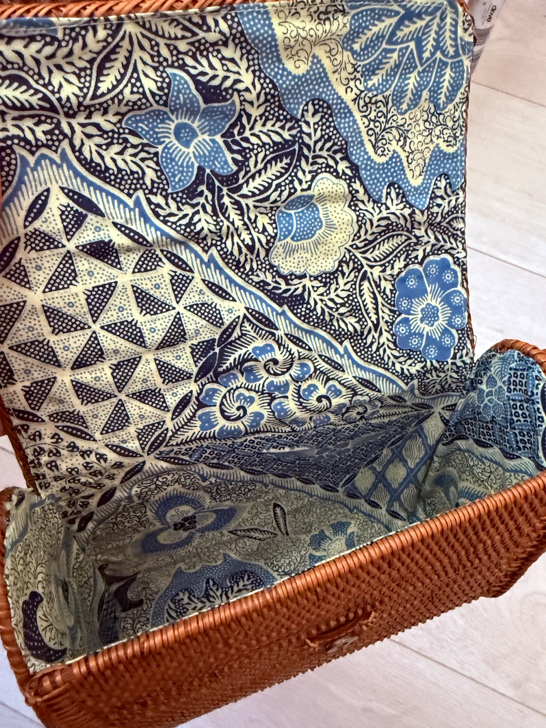 Woven Rattan Crossbody Bag with Blue Floral Lining - photo 4