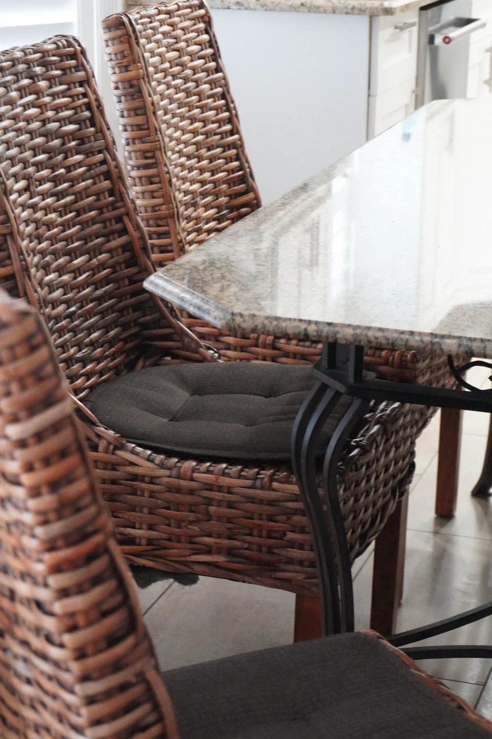 Beautiful Granite Dining Table Set – 6 Wicker Chairs Included