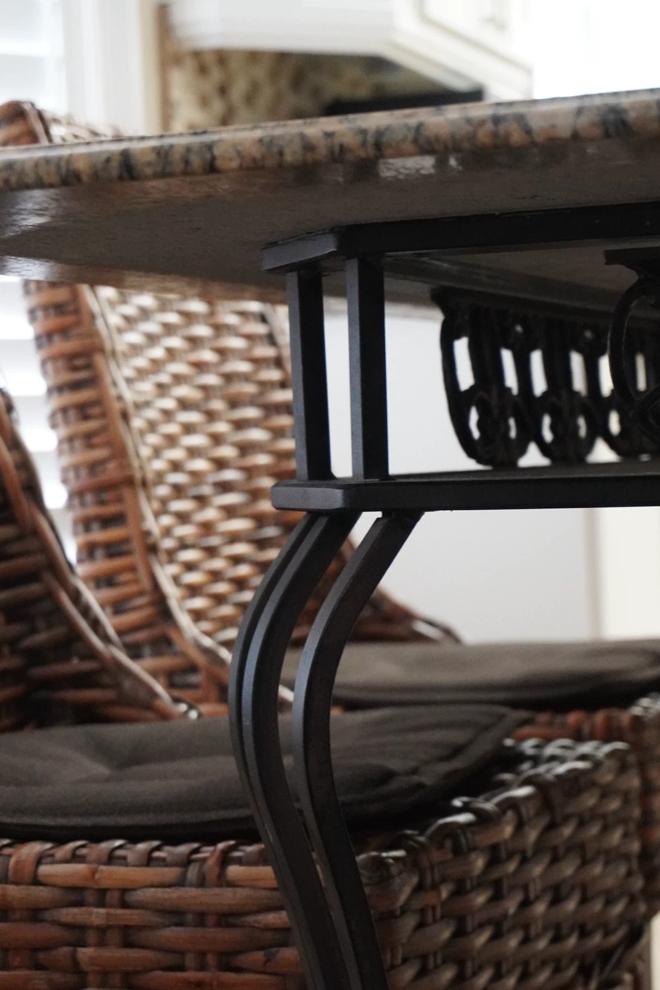 Beautiful Granite Dining Table Set – 6 Wicker Chairs Included - photo 2