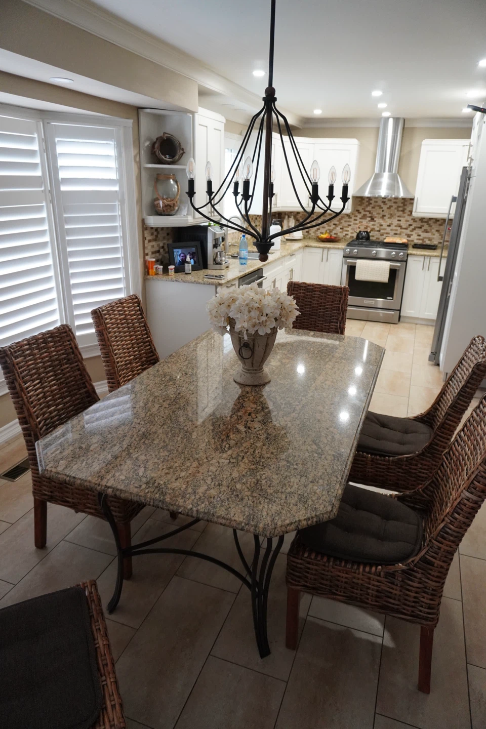 Beautiful Granite Dining Table Set – 6 Wicker Chairs Included - photo 3