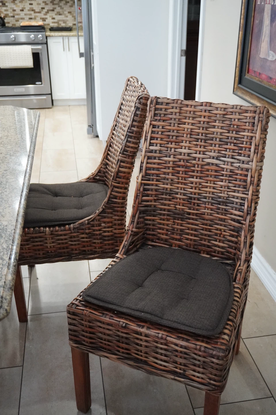 Beautiful Granite Dining Table Set – 6 Wicker Chairs Included - photo 4
