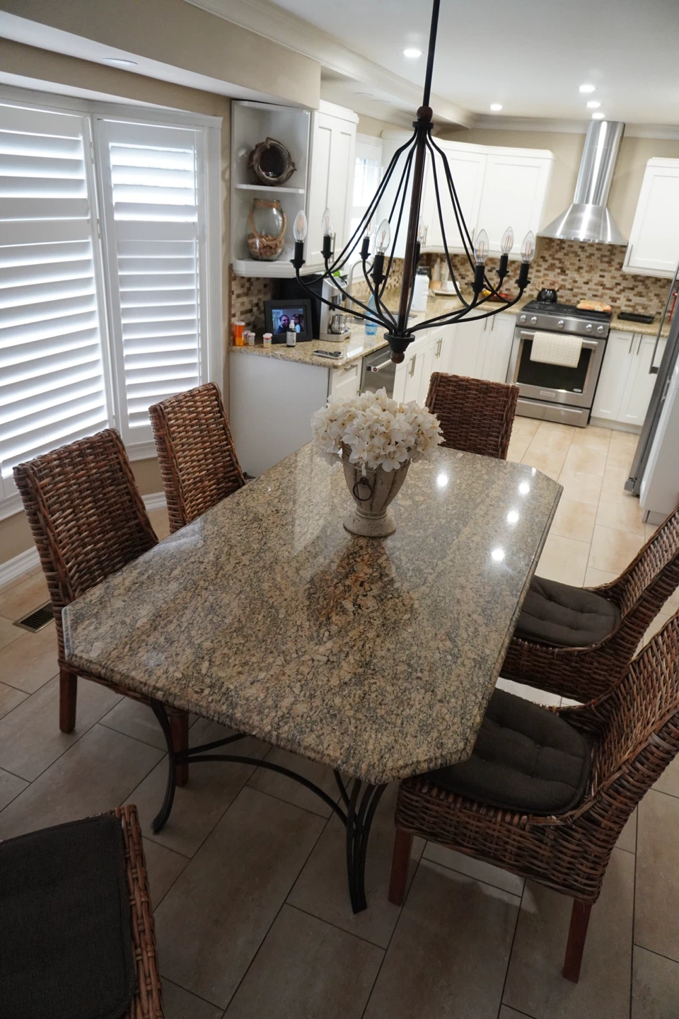 Beautiful Granite Dining Table Set – 6 Wicker Chairs Included - photo 5