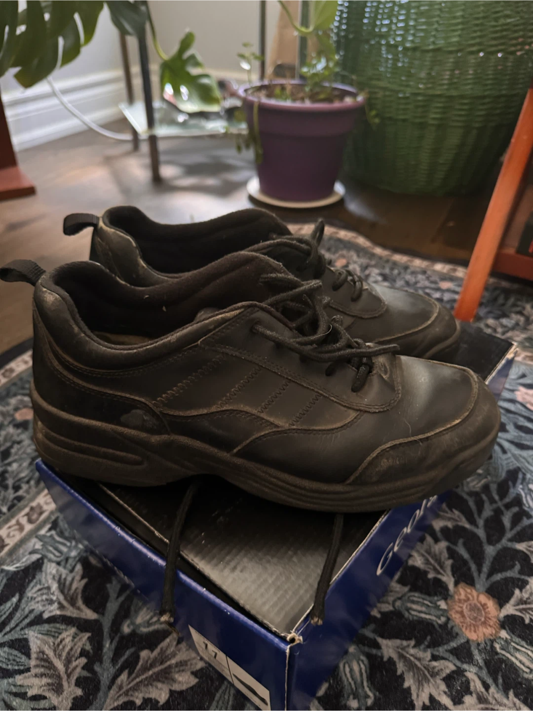 Traction Plus Men's Black Leather Shoes Size 10 1/2 W