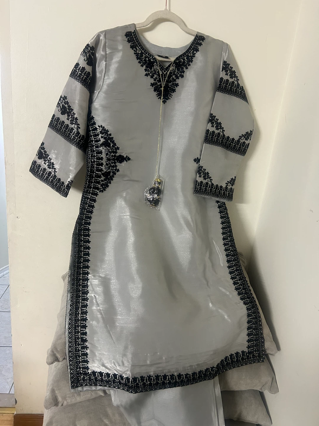 New Sheesha silk Embroidered suit Medium - photo 3