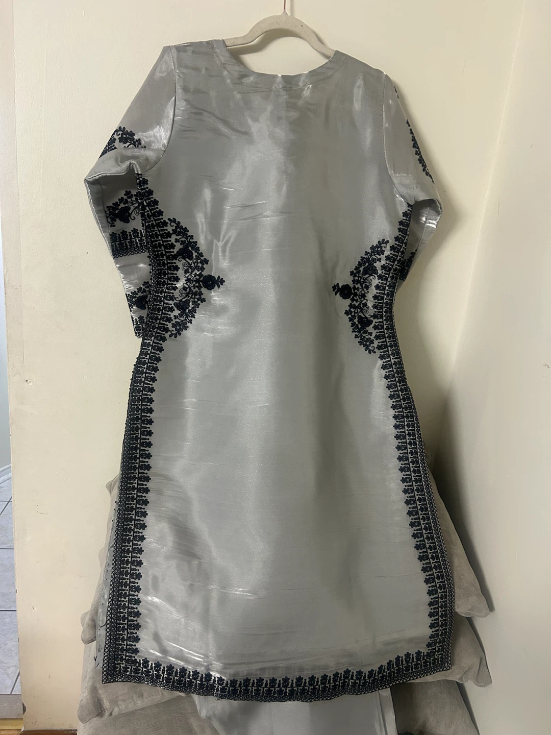 New Sheesha silk Embroidered suit Medium - photo 4