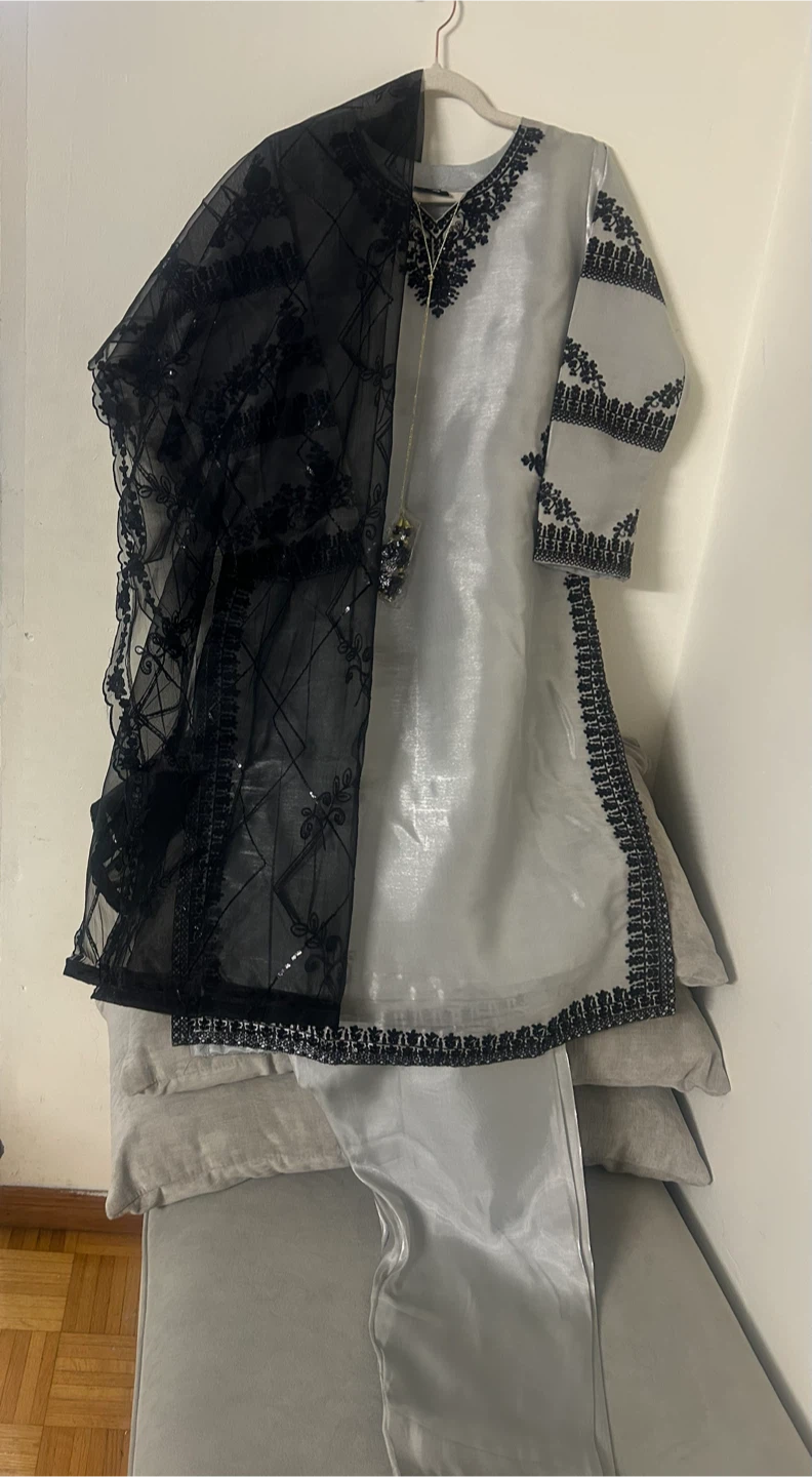 New Sheesha silk Embroidered suit Medium - photo 5