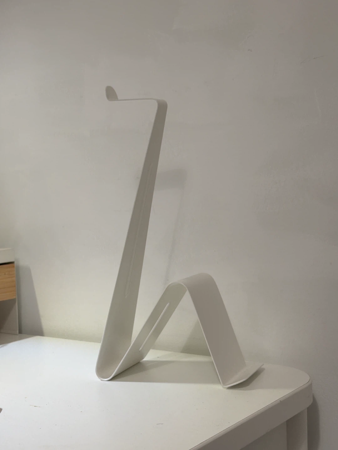 White Metal headphone/phone Stand
