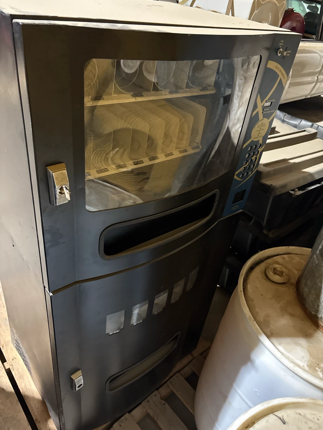 Seaga Manufacturing HF 2500 Vending Machine