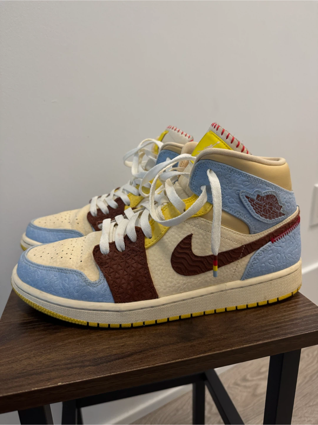 Air Jordan 1 Mid Maison Château Rouge