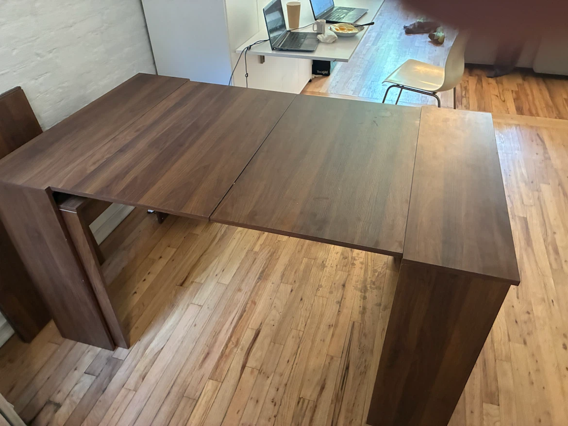 Extendable dining table