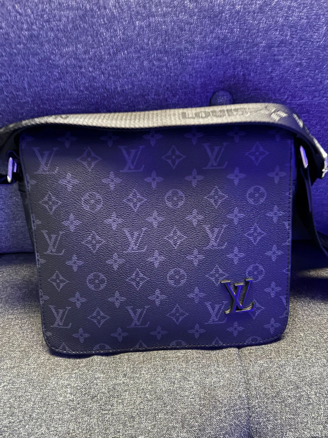 LV MESSENGER BAG