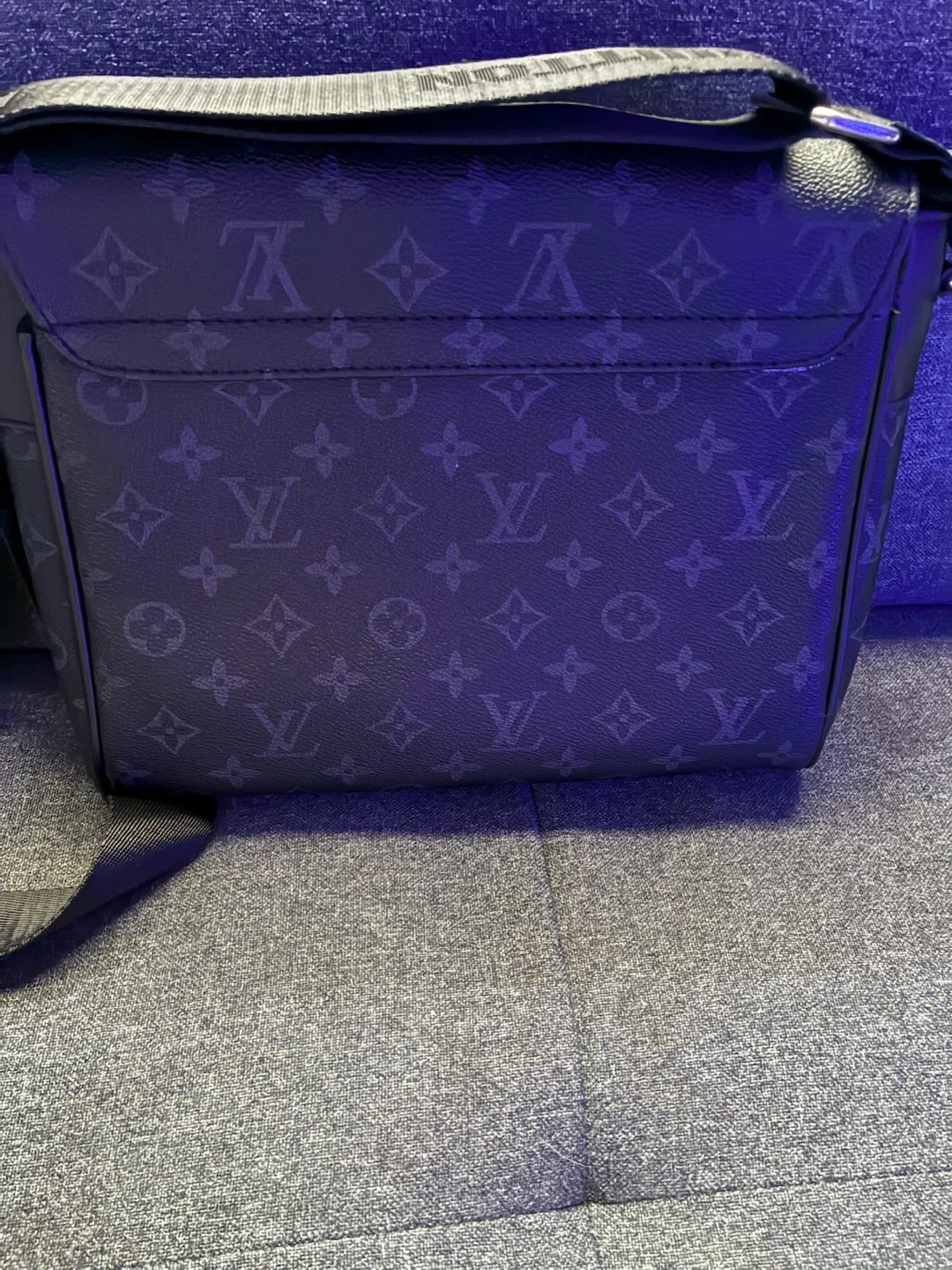 LV MESSENGER BAG - photo 2