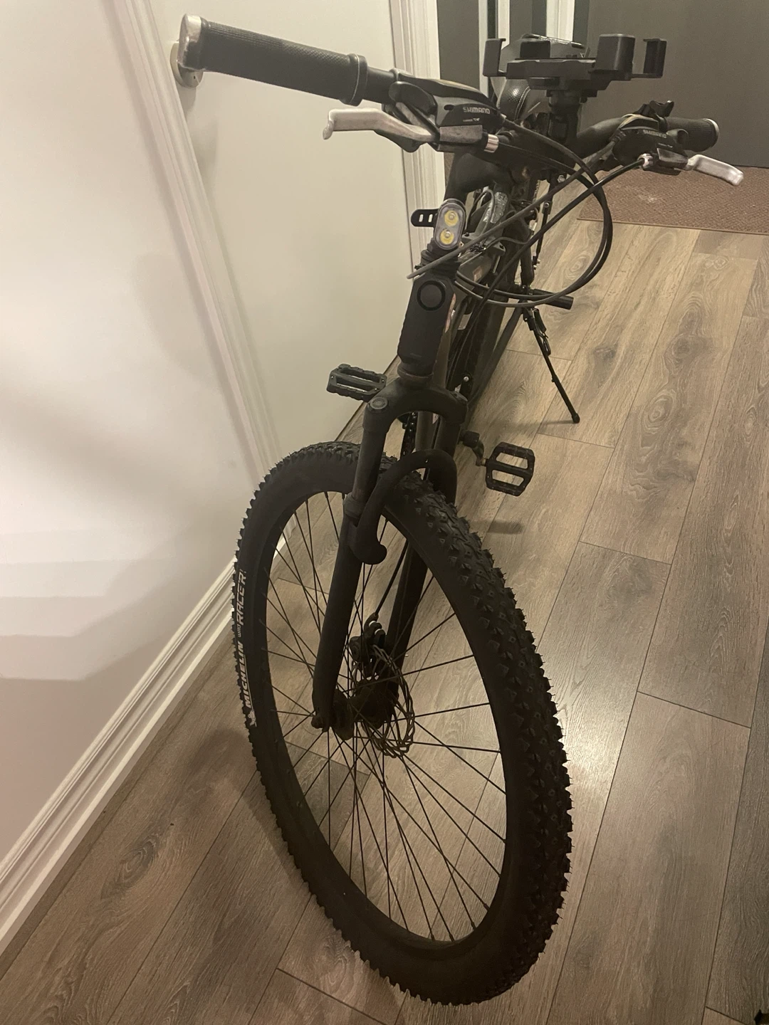 🏡 Moving Out Sale – 29" Mountain Bike + Accessories 🚲