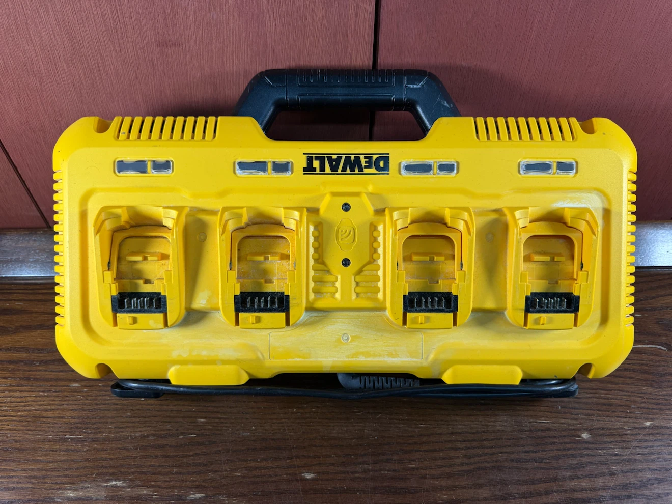 DEWALT 12V/20V/60V MAX Lithium-Ion 4-Port Fast Battery Charger - photo 2