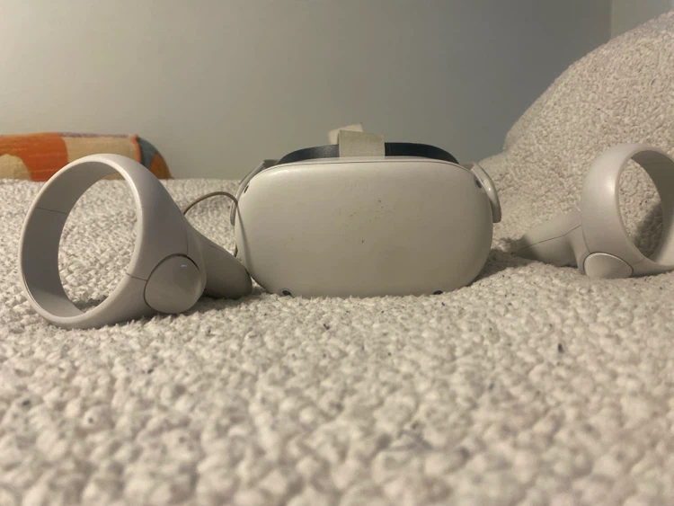 Meta Quest 2 VR Headset with Controllers - photo 2