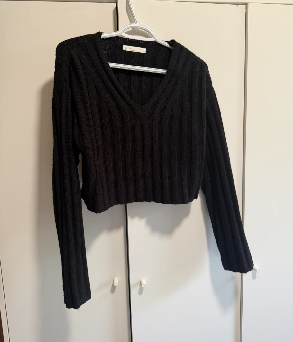 Oak and Fort Black Ribbed V-Neck Cropped Sweater