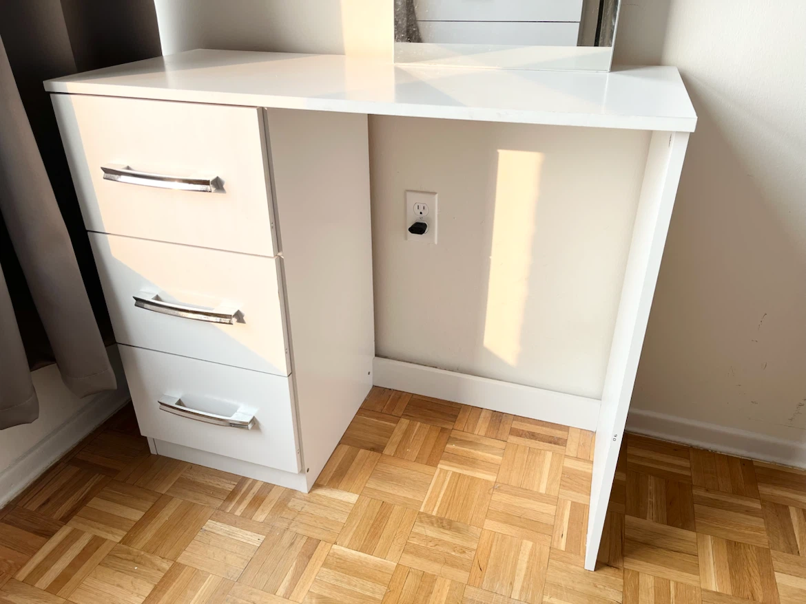 White makeup vanity with mirror - photo 2