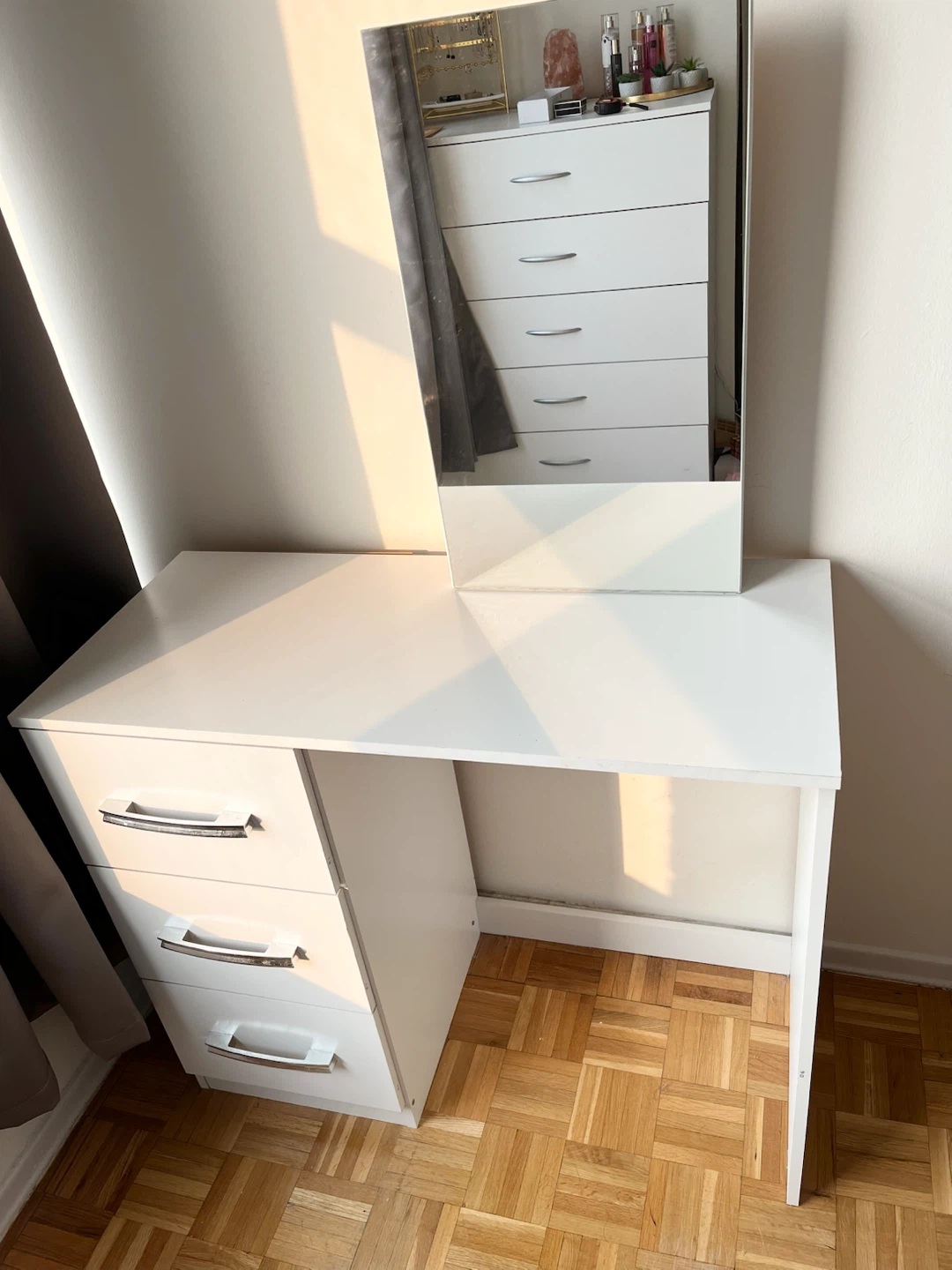White makeup vanity with mirror - photo 3