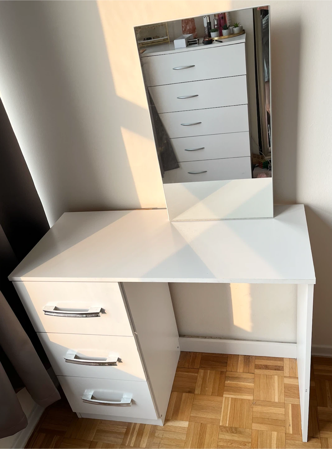 White makeup vanity with mirror - photo 4