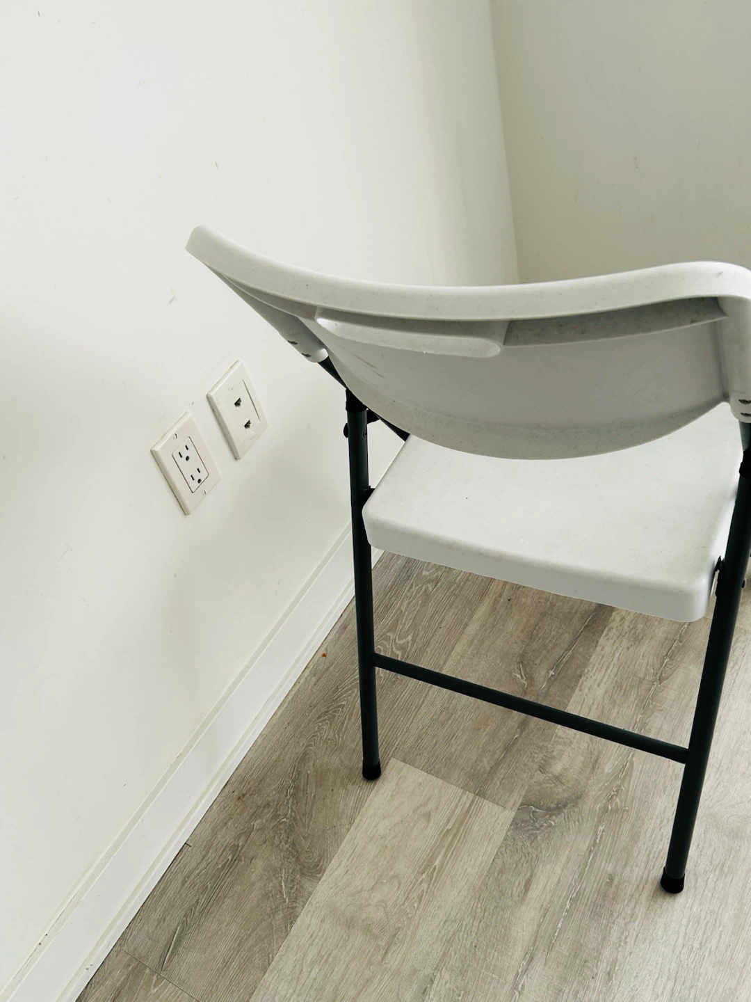 White Folding Chair - photo 2