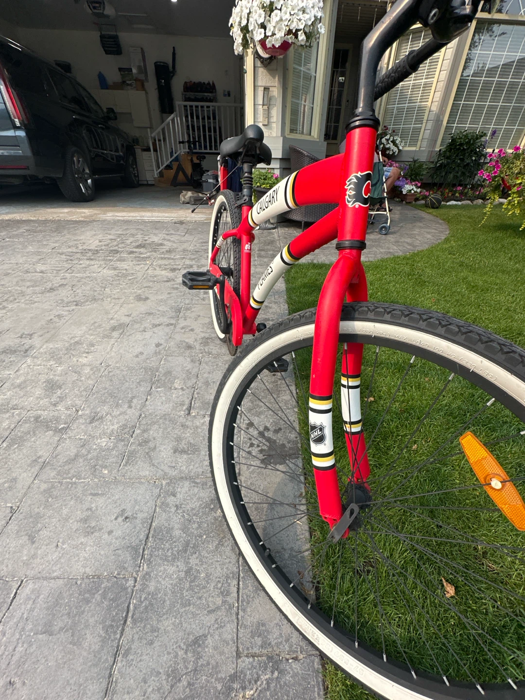 Red Calgary Flames Cruiser Bicycle - photo 4