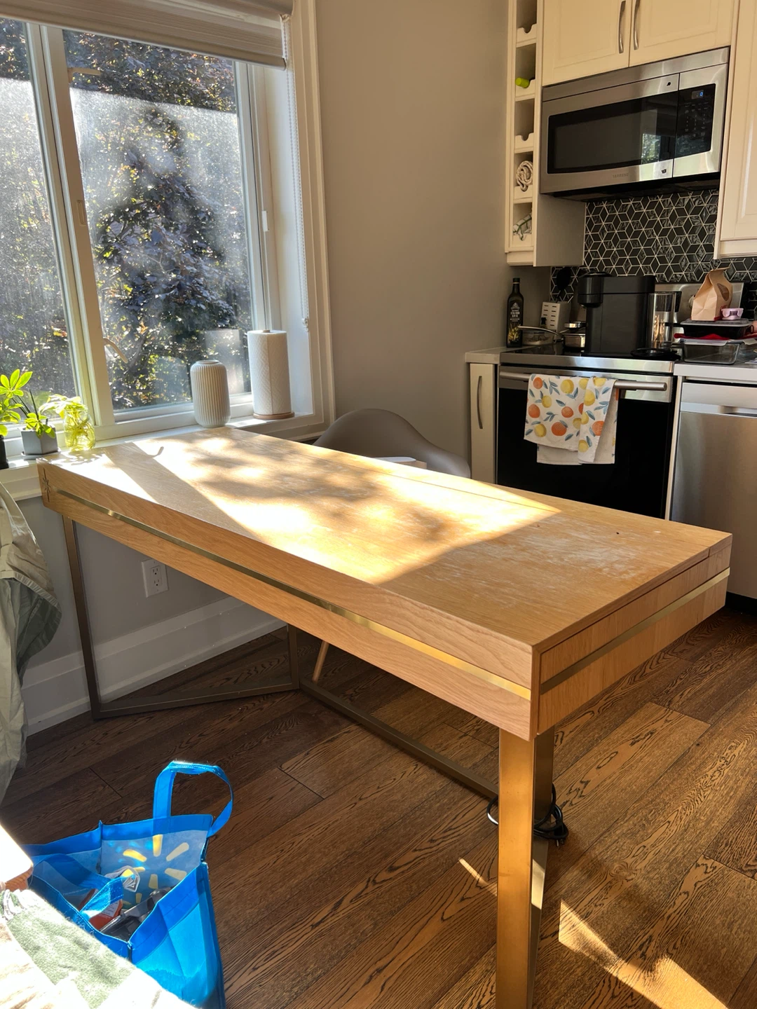 Transformer Savouring Table (wood with gold accents)