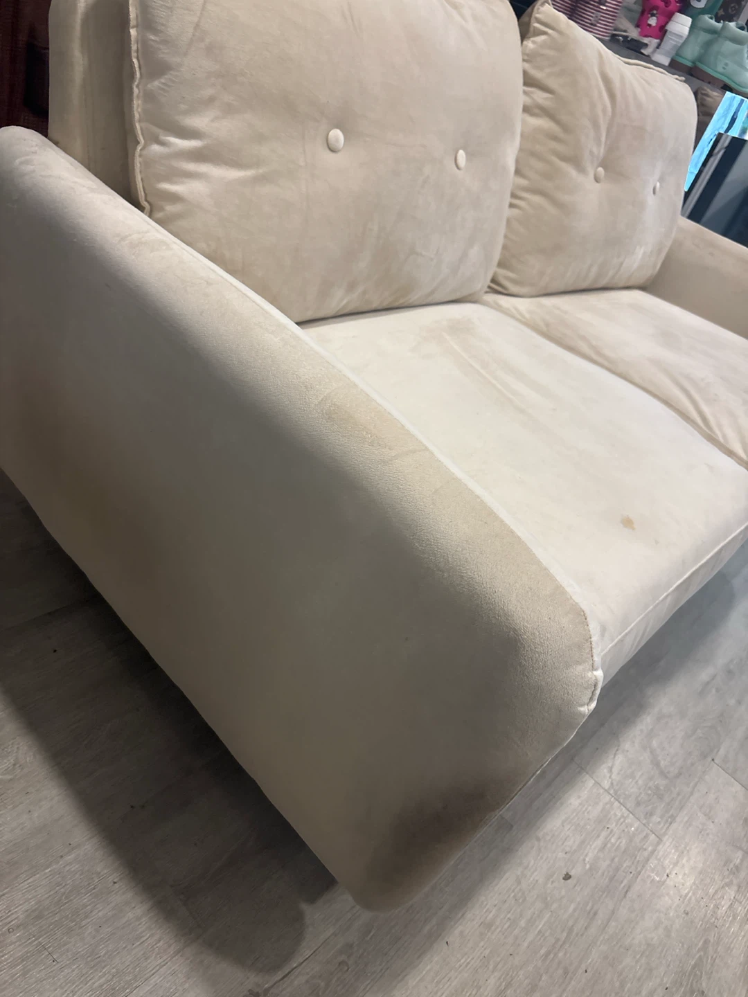 Small loveseat . Needs a cleaning - photo 2
