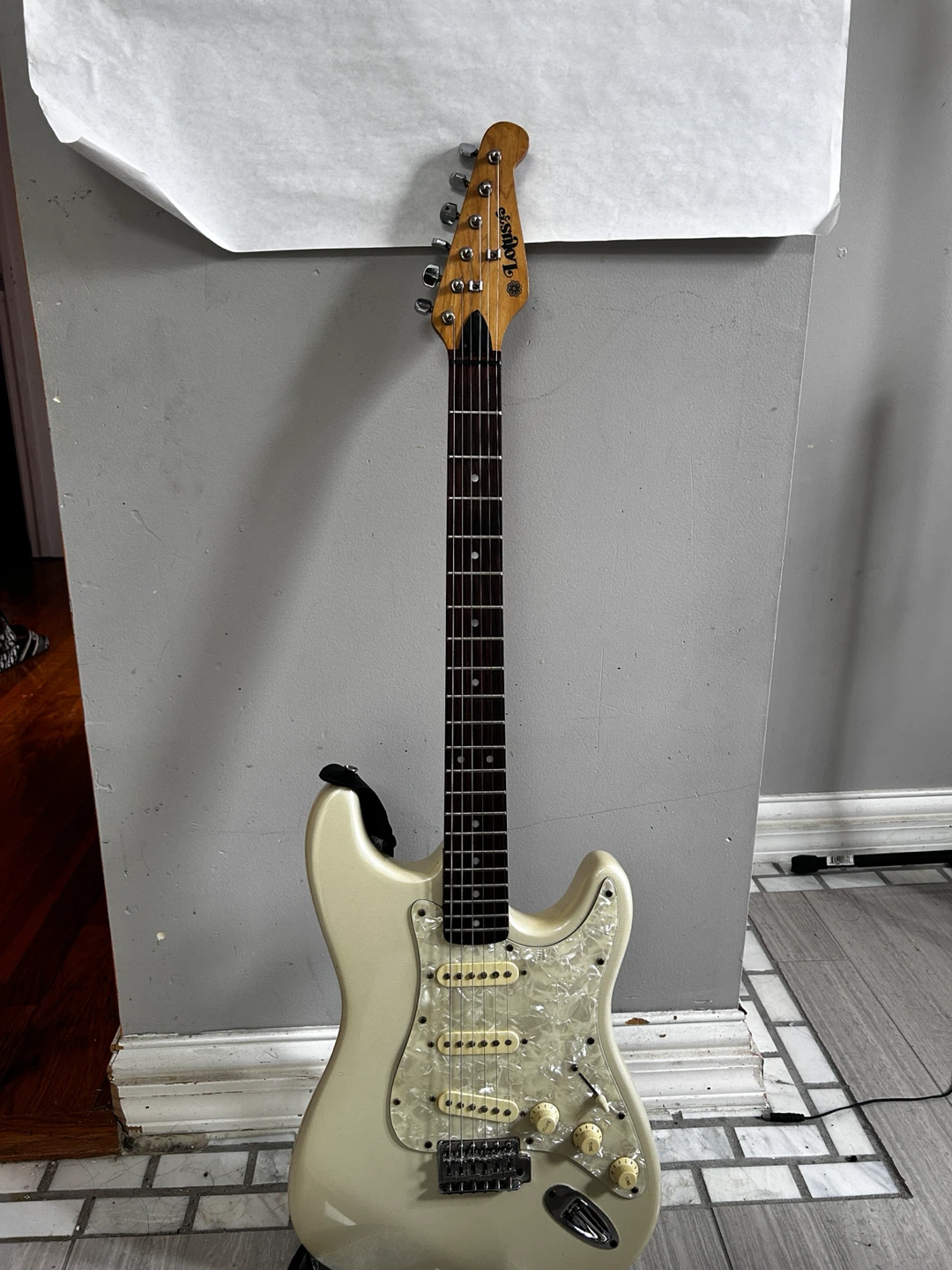 Tinted white electric guitar