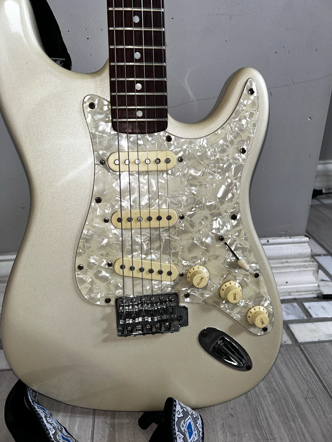 Tinted white electric guitar - photo 2