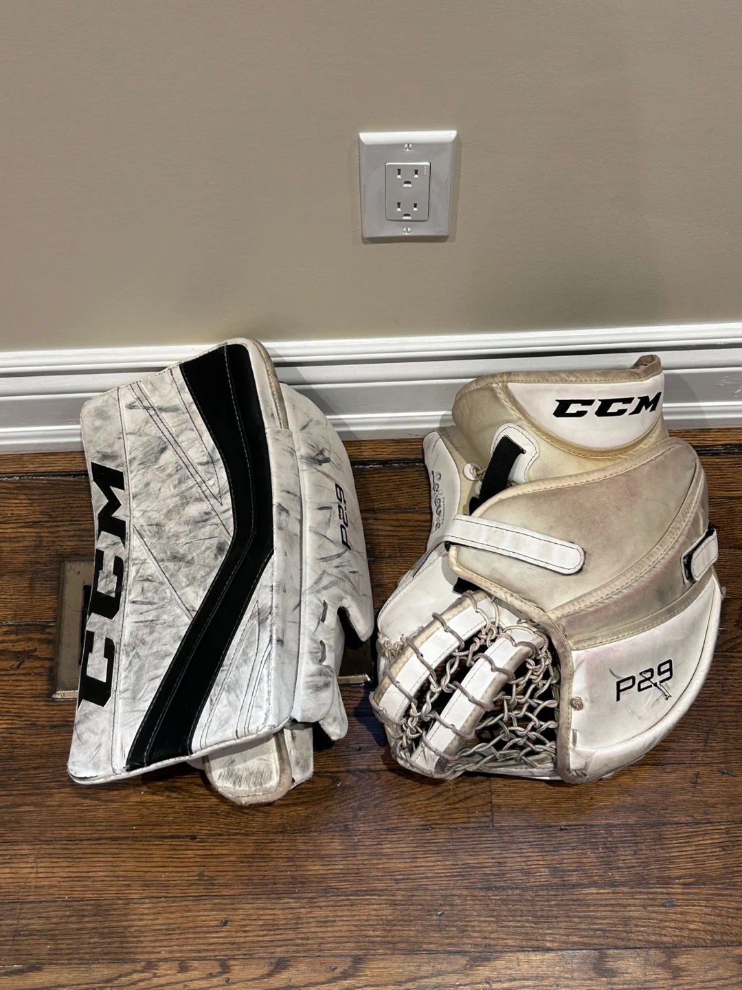CCM Goalie Pads & Gloves - photo 3