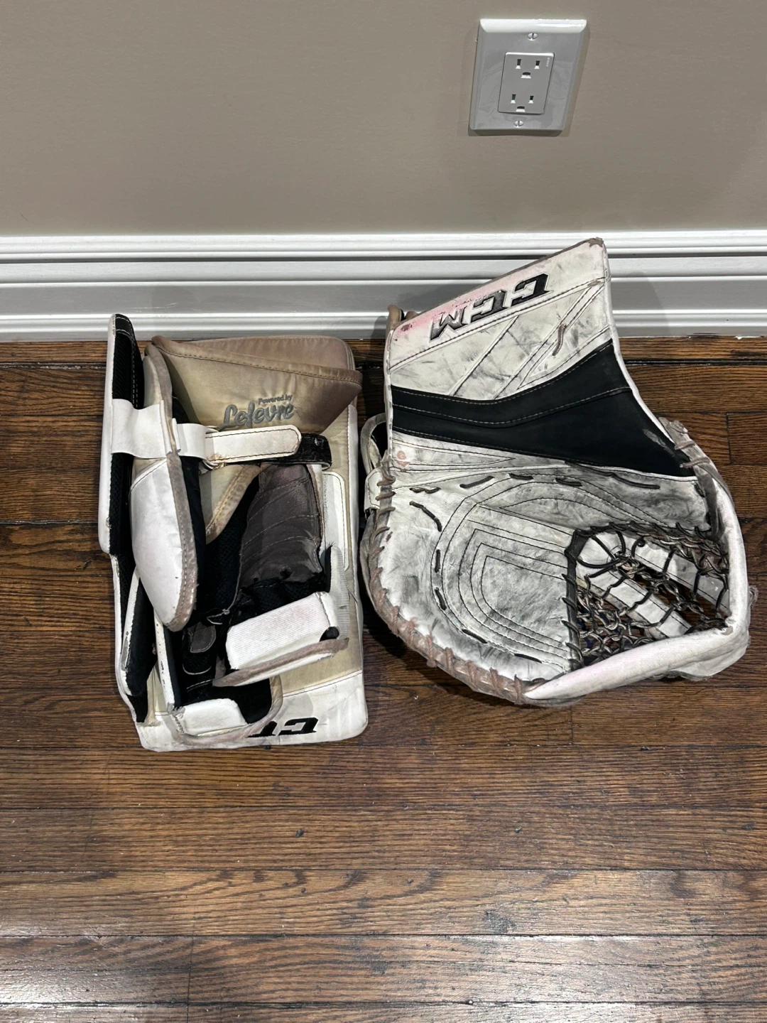 CCM Goalie Pads & Gloves - photo 4