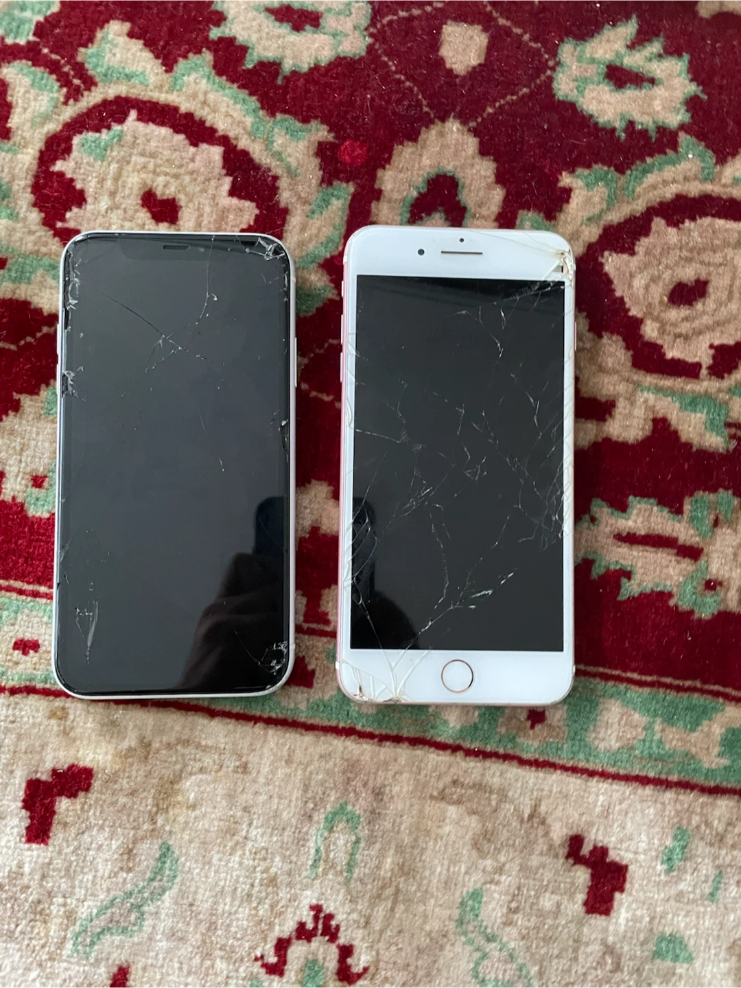 2 broken iPhones - photo 2