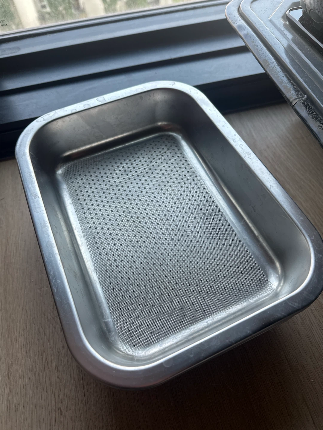 Sprouting trays with fine mesh