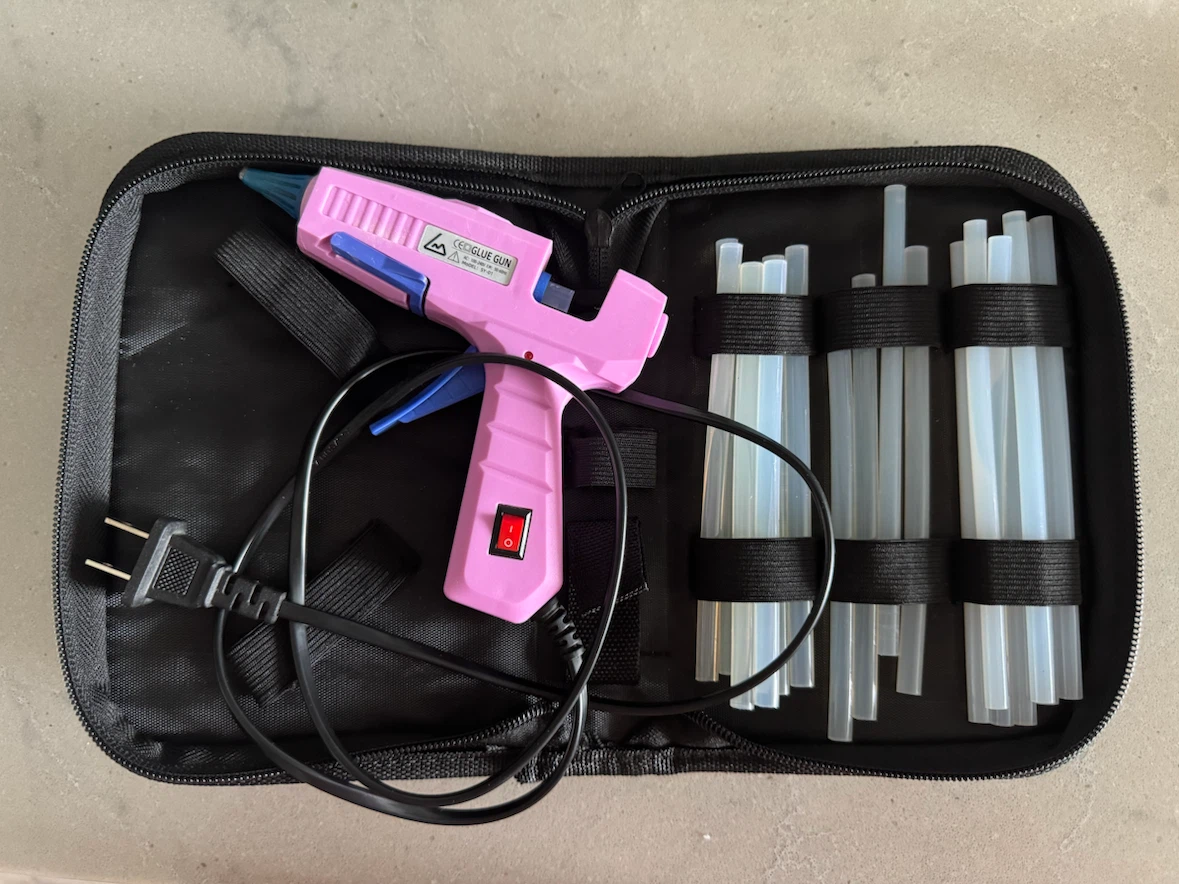 Moving sale- glue gun set