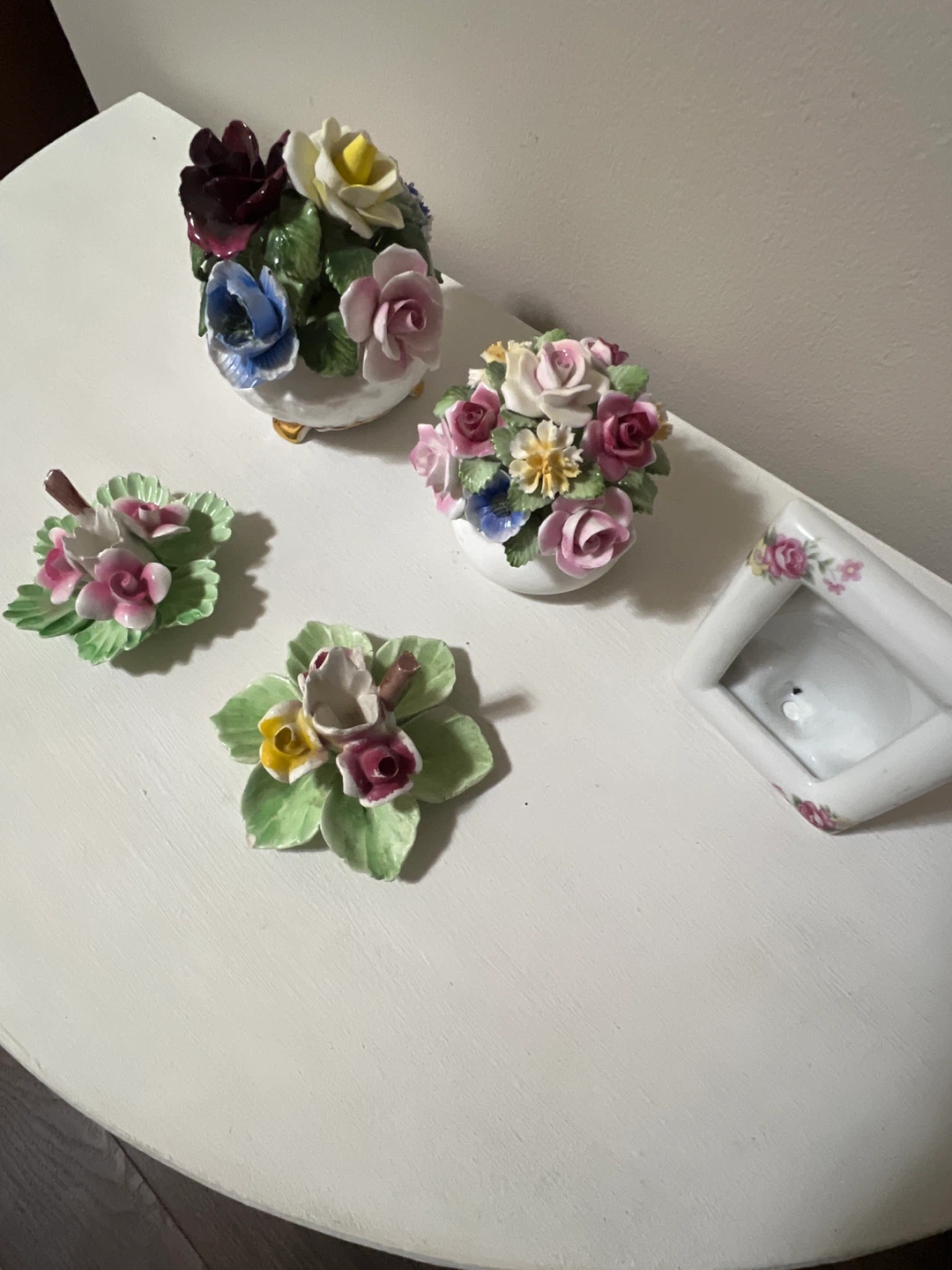 Vintage Capodimonte (Italy) & Staffordshire Porcelain Floral Lot - photo 2
