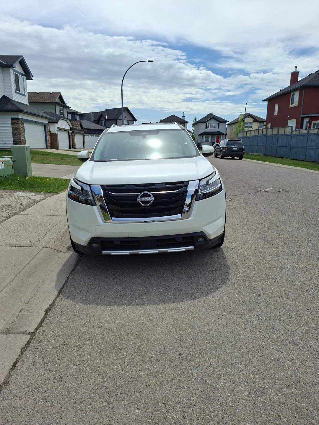 White Nissan Pathfinder SL 4WD SUV