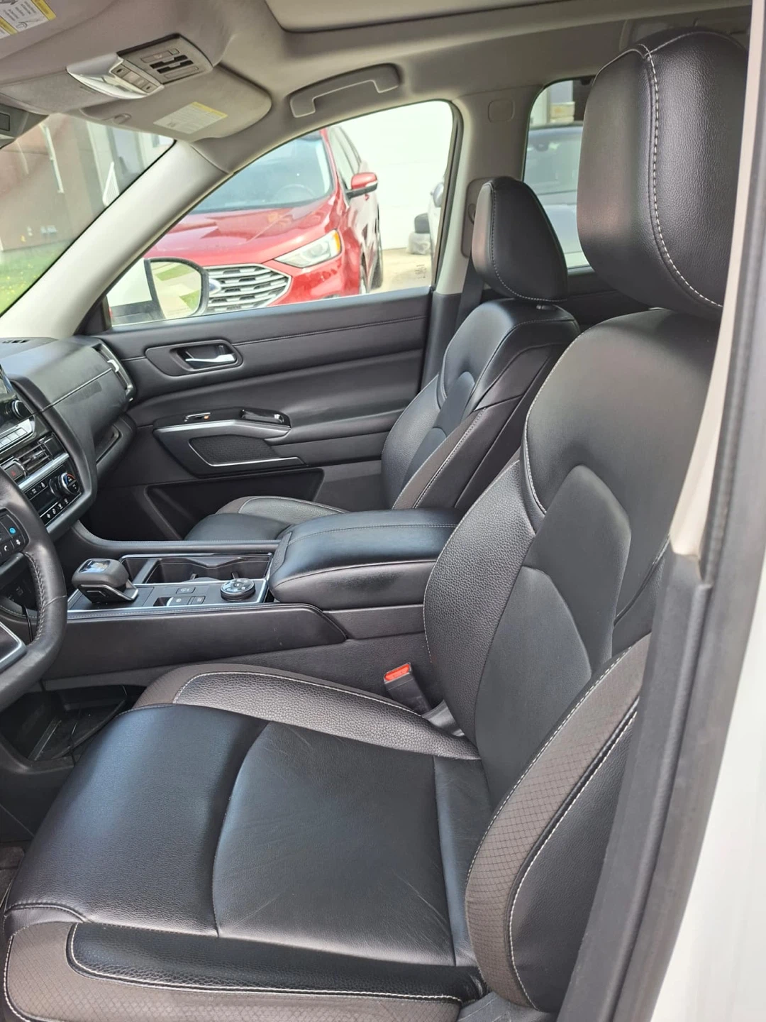 White Nissan Pathfinder SL 4WD SUV - photo 3