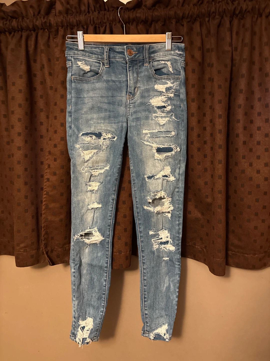 American Eagle Women's Distressed Jeans Size 4 Short