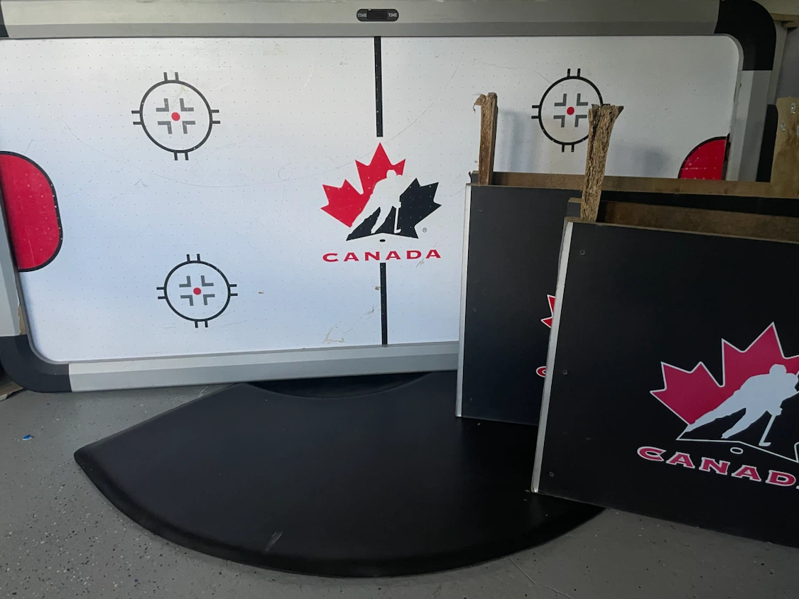 Air hockey table