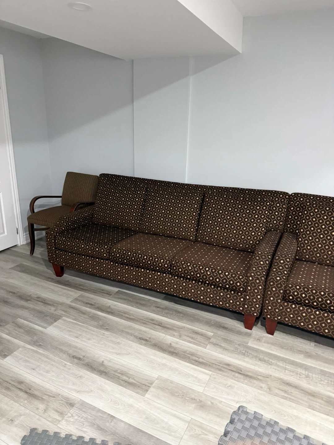 Brown and black sofas - photo 4