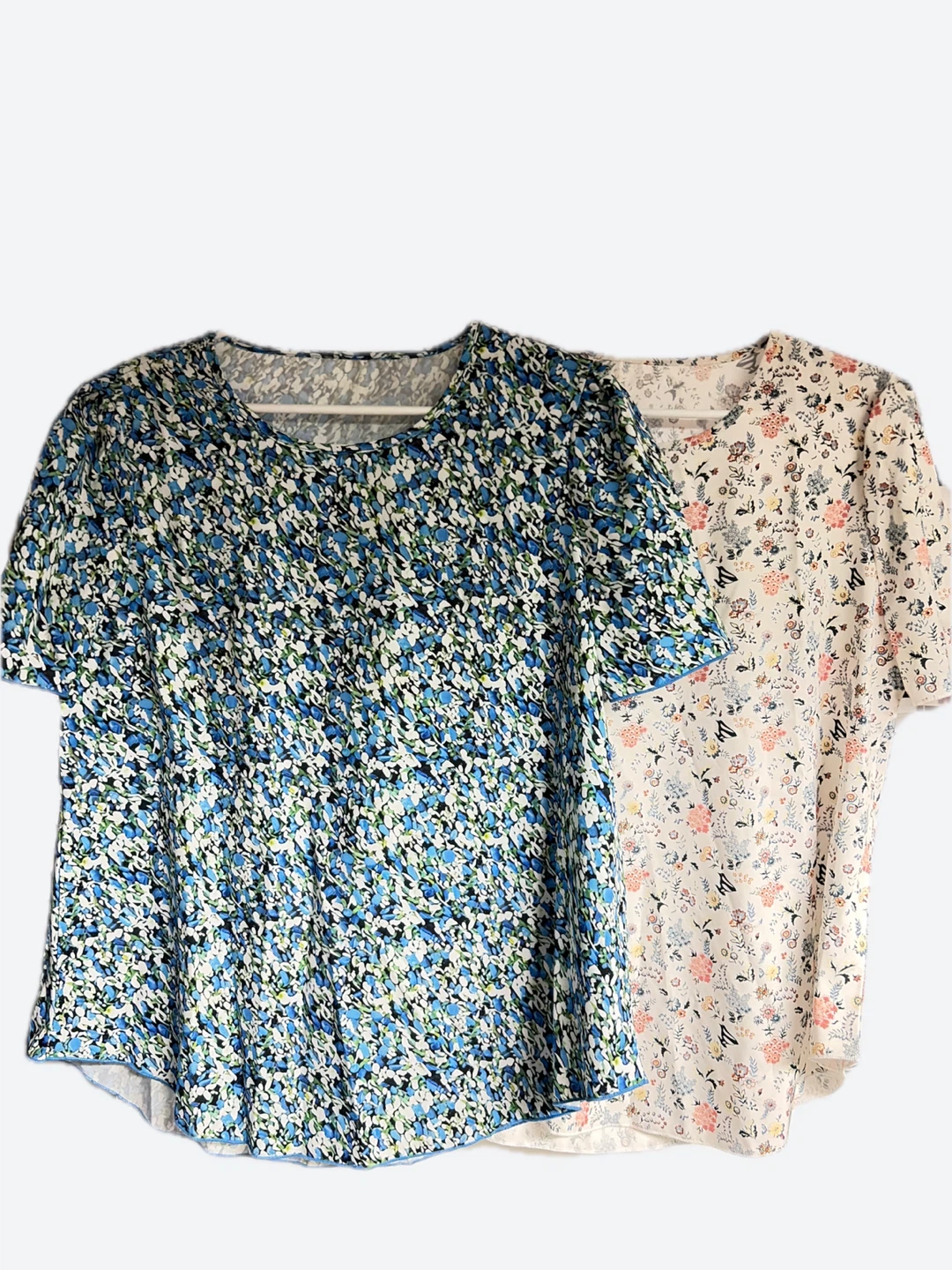 Lot of 2 Floral Print T-Shirts - photo 2