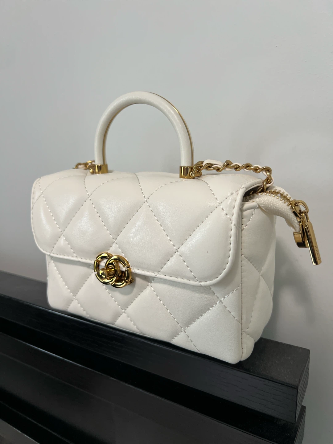 White and gold Chanel side bag - photo 2
