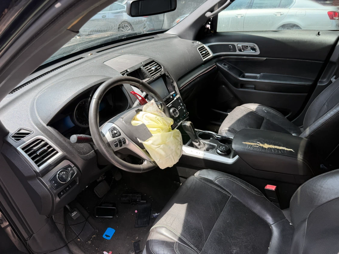 Black Ford Explorer Sport - photo 4
