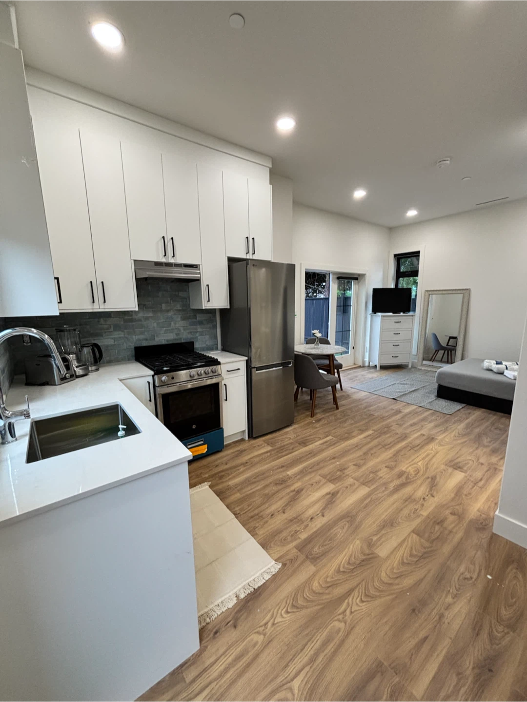 Fraser 49 studio furnished