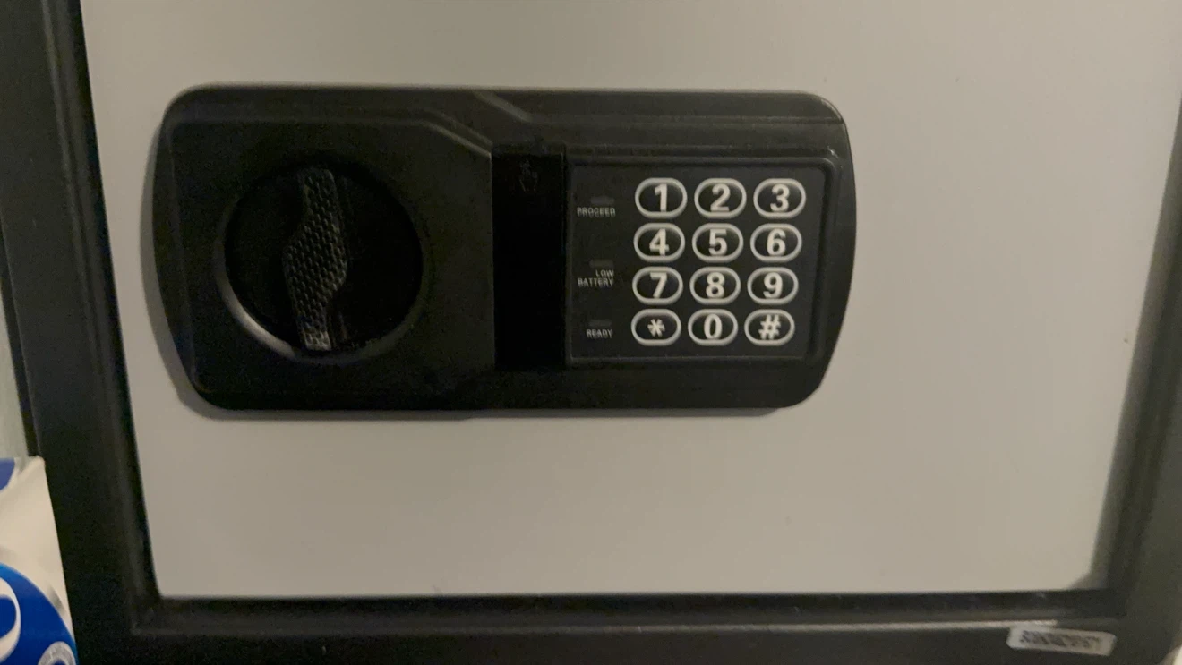 Safe - photo 3